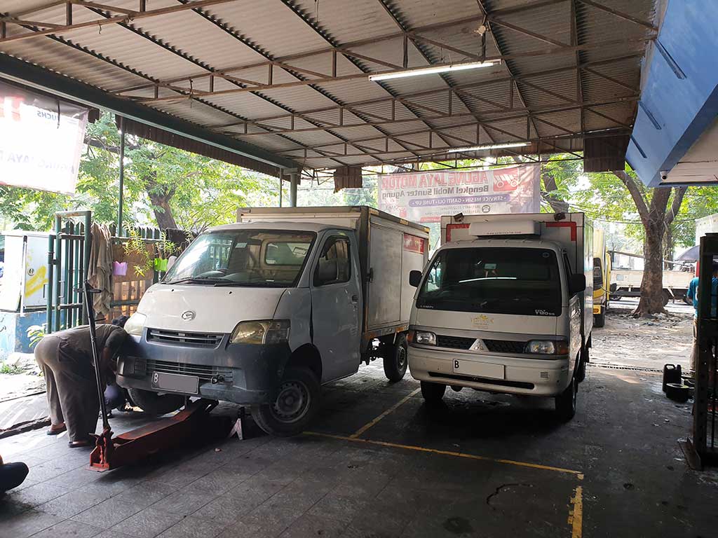 Montir Sedang Servis Truk