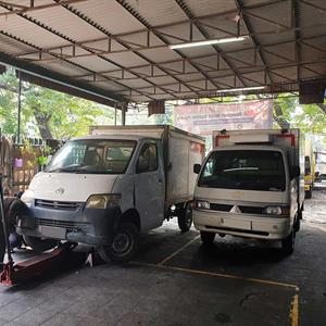Montir Sedang Servis Truk